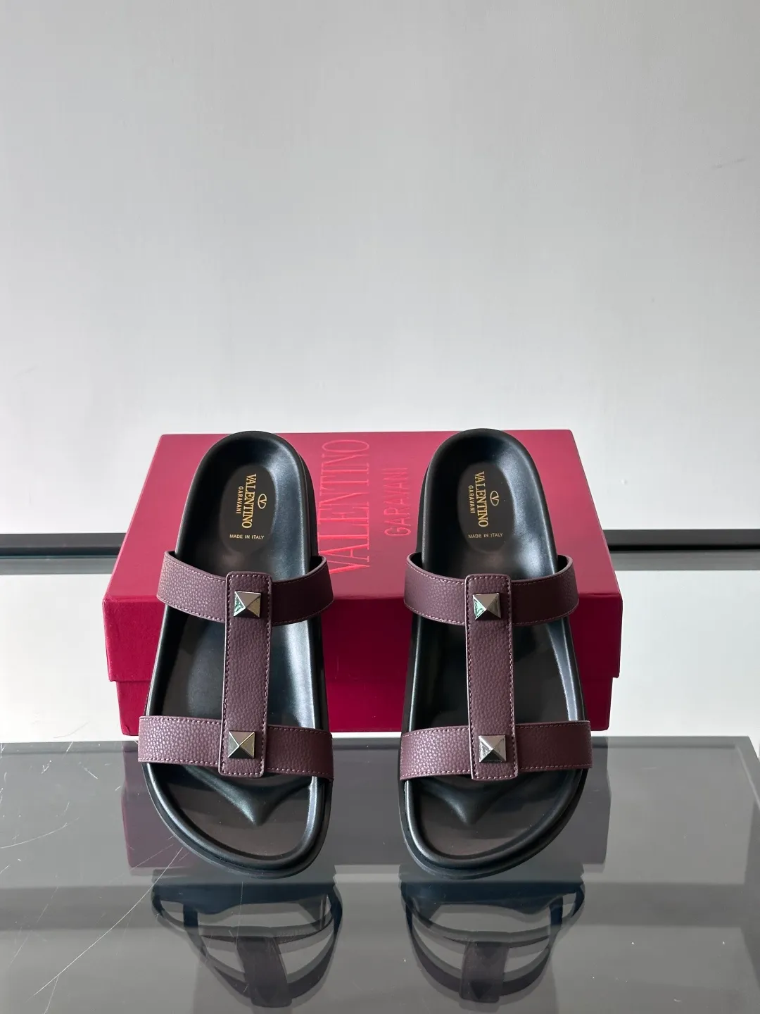 Men's shoes 💰p320 "VALENTINO" Valentino Men's 🧍‍♂️ Spring and summer new style metal rivet flat slippers, elegant sandals, the same style worn by celebrities, original molding, imported calfskin. Rubber outsole. Soft and durable, full set of counter packaging size: 39-44 (customized at 38.45.46)